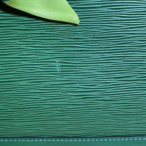 Green Louis Vuitton Alma Handbag - Picture 4 of 14